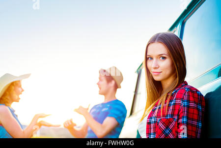 Junge Betty mit Wohnmobil draußen im grünen sonniges Gemüt Stockfoto