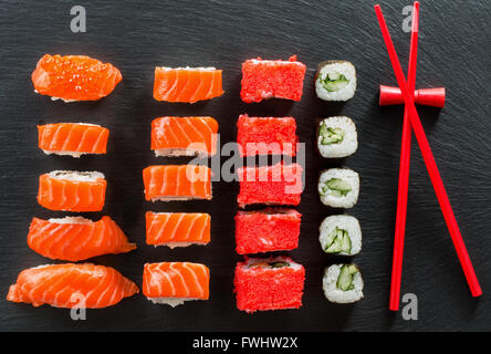 Satz von Sushi und Rollen auf Schiefer Tisch. Stockfoto