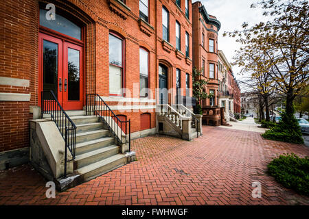 Ziegel Bürgersteig und Reihenhäuser in Bolton Hill, Baltimore, Maryland. Stockfoto