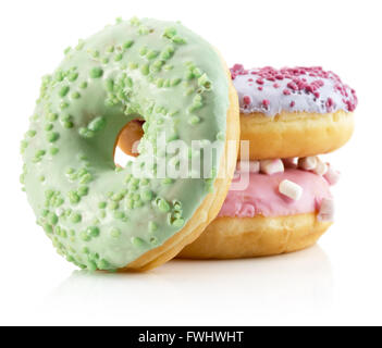 glasierte Donuts auf dem weißen Hintergrund isoliert. Stockfoto