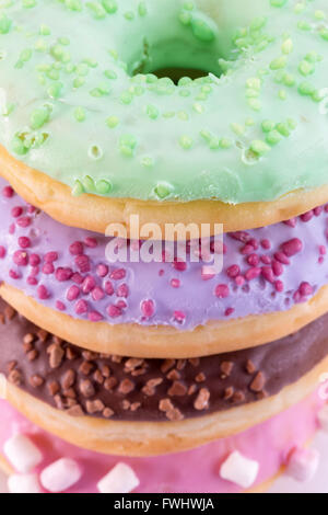 Nahaufnahme von verglasten bunte Donuts. Stockfoto
