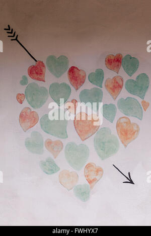 Kleinen und bunten Herzen gemalt an der Wand, Handwerk Stockfoto