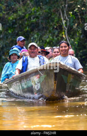 Cuyabeno, Ecuador - 20. März 2015: Gruppe von glücklich Europäische Biologen im Kanu Kreuzung Cuyabeno River, Südamerika Stockfoto