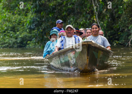 Cuyabeno, Ecuador - 20. März 2015: Gruppe von Europäischen Biologen im Fluss Kanu Kreuzung Cuyabeno, Südamerika im Cuyabeno Stockfoto