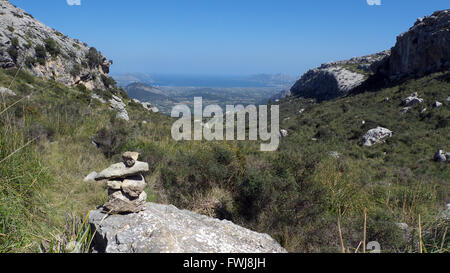 Blick west, Bahia de Pollenca vom Col über L'Assarell Farm, auf der Strecke bis La Cuculla de Fartaritx, Mallorca, Spanien Stockfoto