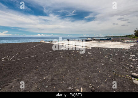 Fischernetze trocknen am schwarzen Strand von Saint Paul auf der Insel La Réunion (Frankreich) Stockfoto