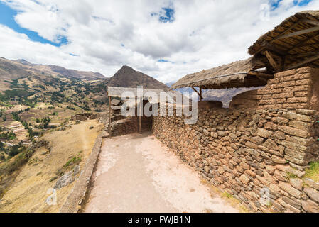 Weiten Blick auf das Heilige Tal, Peru von Inkastätte Pisac, großen Reiseziel in der Region Cusco, Peru. Steinmauer in th Stockfoto