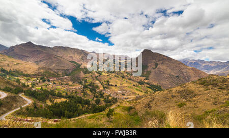 Weiten Blick auf das Heilige Tal, Peru von Inkastätte Pisac, großen Reiseziel in der Region Cusco, Peru. Dramatischer Himmel. Stockfoto