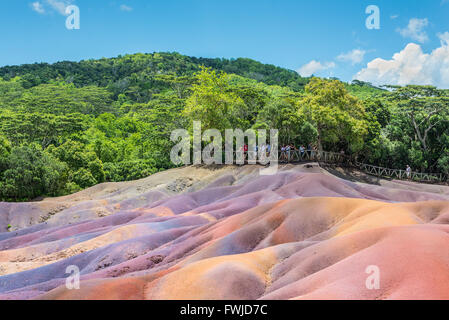 Leute zu beobachten für die Hauptsehenswürdigkeit von Mauritius - Chamarel sieben Farbe landet (Mauritius farbige Erden) Stockfoto