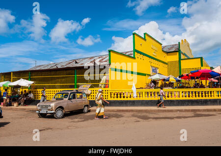 Madagassen in der Nähe von Hell-Ville-Markt in Hell-Ville, eine Stadt auf der Insel Nosy Be Stockfoto