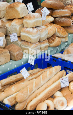 Brot-Stall am Brunnen-Markt. Wells, Somerset, England Stockfoto