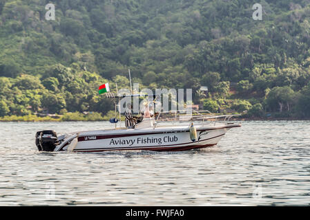 Das Schnellboot Aviavy Fishing Club schwebt entlang des Hafens von Hell-Ville, Nosy Be Stockfoto