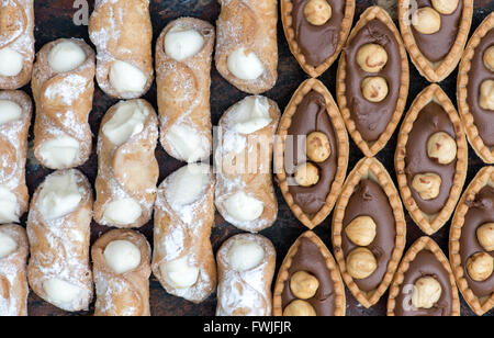 Italienische süßem Gebäck. Cannoli Cremes und kleine Boote mit Haselnuss-Schokolade Stockfoto