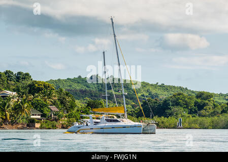 Yacht Katamaran ankerten Coyotte an Hell-Ville, Nosy werden Insel Madagaskar. Stockfoto