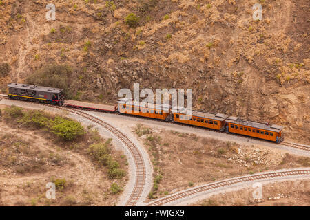 Alausi, Ecuador - 8. Dezember 2011: mit dem Zug In Südamerika, die schwierigsten Eisenbahn der Welt In Alausi Stockfoto