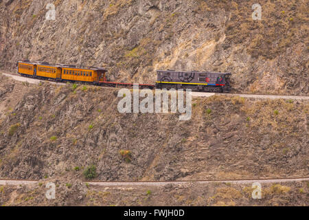 Alausi, Ecuador - 8. Dezember 2011: mit dem Zug, Nariz Del Diablo, die Nase In Ecuador, Südamerika In Alausi Teufel Stockfoto