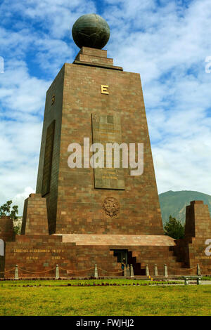 Mitad Del Mundo-Denkmal In Ecuador, Südamerika Stockfoto