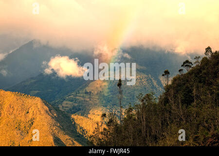 Luftaufnahme des ein Regenbogen über Anden Berge, Südamerika, Luftbild Stockfoto