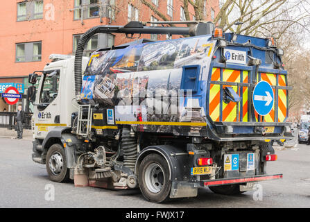 Mechanische Kehrmaschine arbeitet auf einer Straße im Zentrum von London Stockfoto