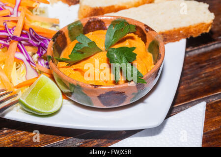 Hummus-Salat, eine uralte Lebensmittel, einer der beliebtesten und bekanntesten aller Gerichte Stockfoto