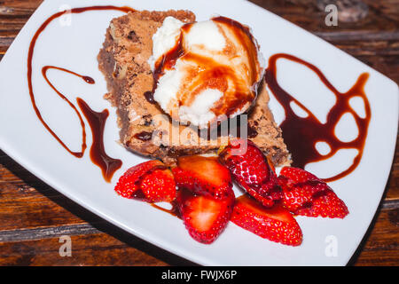 Cremige gefrorenen Brownie mit Eis und Erdbeeren, köstliches Dessert Stockfoto