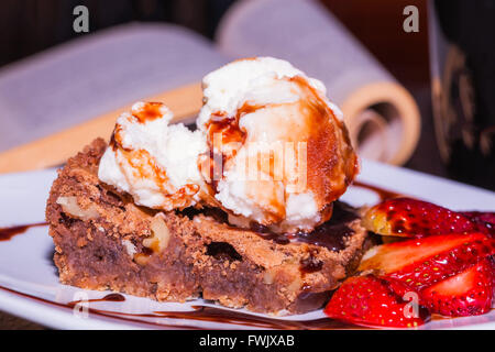 Eis-Brownie-Sandwiches mit Erdbeere, köstliches Dessert Stockfoto