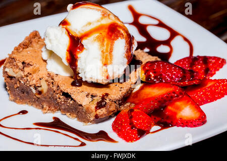 Erdbeereis-Brownie-Muffins, köstliches Dessert Stockfoto