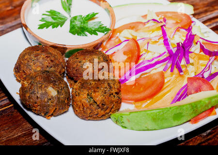 Falafel Teller mit Gemüse, Falafel ist eine traditionelle orientalische Speisen Stockfoto