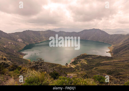 Quilotoa, Vulkankrater gefüllt durch einen wunderschönen Emerald Lake, Südamerika Stockfoto