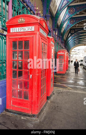 Londons rote Telefonzellen, Smithfield Market, London, England, Großbritannien Stockfoto