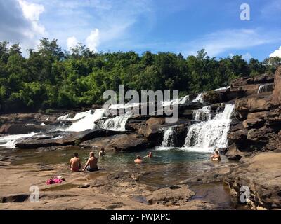 Schwimmer in den Becken des Wasserfalls Modelleisenbahnen, Koh Kong, Kambodscha Stockfoto