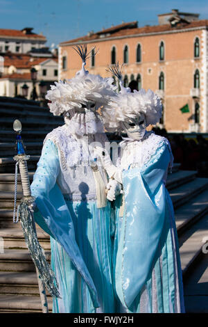 Ein paar der Maskerade mit Trachten, posieren, während des Karnevals in Venedig. Stockfoto