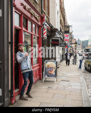 Foto von Boris Johnson außerhalb einer Friseure Geschäfte im Londoner Smithfield, Großbritannien Stockfoto