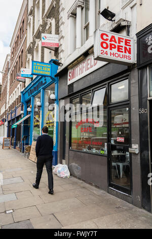 Ein Mann hinter dem Smithfield Cafe in Smithfield, London, UK Stockfoto