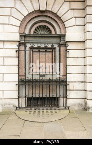 Denkmal für evangelischen Märtyrer in West Smithfield außerhalb von St. Barts Hospital, London, UK Stockfoto