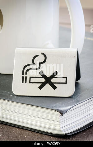 KEIN Rauchen Zeichen auf das Buch über konkrete Tabelle. Stockfoto