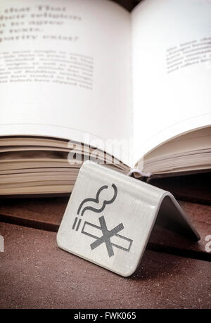 KEIN Rauchen Zeichen und auf konkrete Tisch. Stockfoto