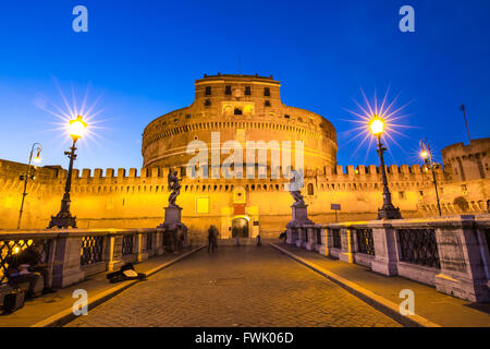 Rom, Italien - 9. April 2015: Das Mausoleum des Hadrian, normalerweise bekannt als Castel Sant'Angelo ein hoch aufragenden zylindrisches Gebäude ist in Stockfoto