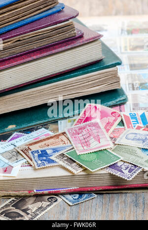 Briefmarken Post aus verschiedenen Ländern auf das Buch, das Sammeln von Briefmarken verwendet. Stockfoto