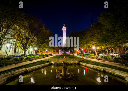 Brunnen und das Washington Monument in der Nacht in Mount Vernon, Baltimore, Maryland. Stockfoto