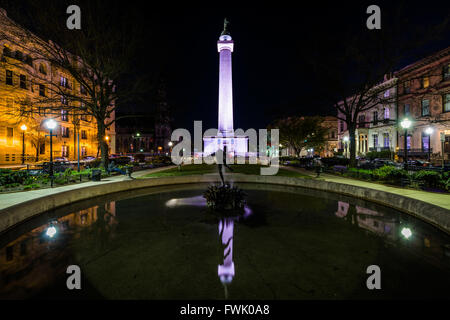 Brunnen und das Washington Monument in der Nacht in Mount Vernon, Baltimore, Maryland. Stockfoto