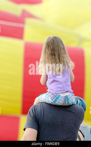 Vater mit Tochter Huckepack Fahrt. Stockfoto