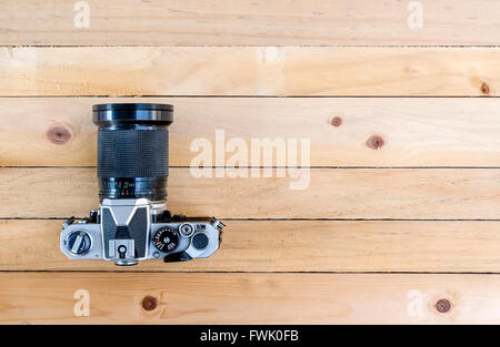 Alte Kamera auf hölzernen Hintergrund. Stockfoto