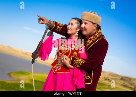 Mann und Frau zusammen in der Steppe im kasachischen Trachten Stockfoto