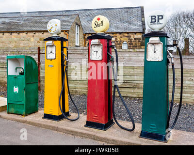 Alten altmodischen Zapfsäulen in einer Garage im Black Country Living Museum, Dudley, West Midlands, UK Stockfoto