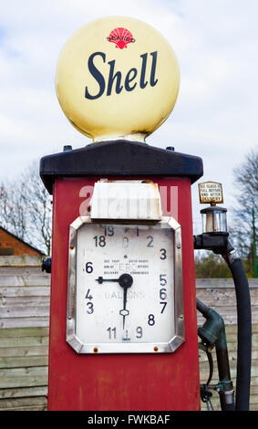 Altmodische Shell-Tankstelle in einer Garage im Black Country Living Museum, Dudley, West Midlands, UK Stockfoto