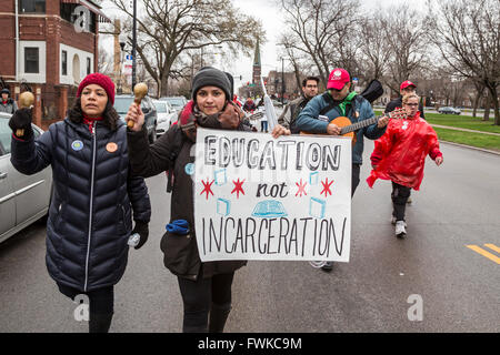 Chicago, Illinois - auffällig Chicago Lehrer an der Cook County Jail, anspruchsvolle Finanzierung für Schulen, keine Gefängnisse marschierte. Stockfoto