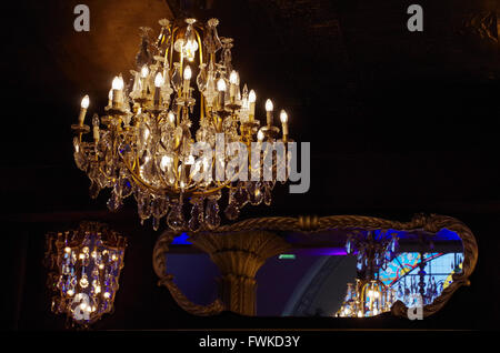 Kronleuchter aus dem Casino de Paris reflektieren in mehrere Spiegel Stockfoto