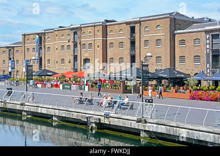 West India Docks Old North Dock at Canary Wharf Outdoor Restaurant & umgebaute Lagerhäuser in London Docklands Isle of Dogs Tower Hamlets UK Stockfoto