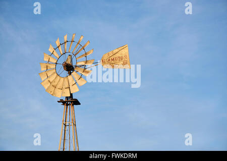 Windmühle Wasserpumpe, Big Bend Land in der Nähe von Marathon, Texas, USA Stockfoto